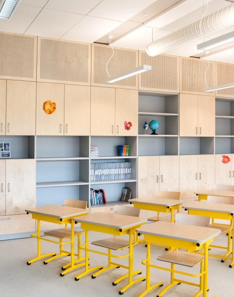 Kiili Kooli klassiruumide mööbel